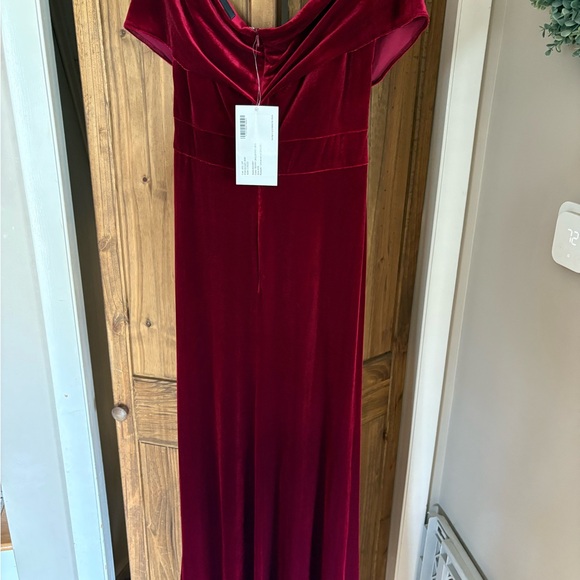 Chic Off-Shoulder Velvet Maxi Dress in Deep Red - Picture 7 of 7